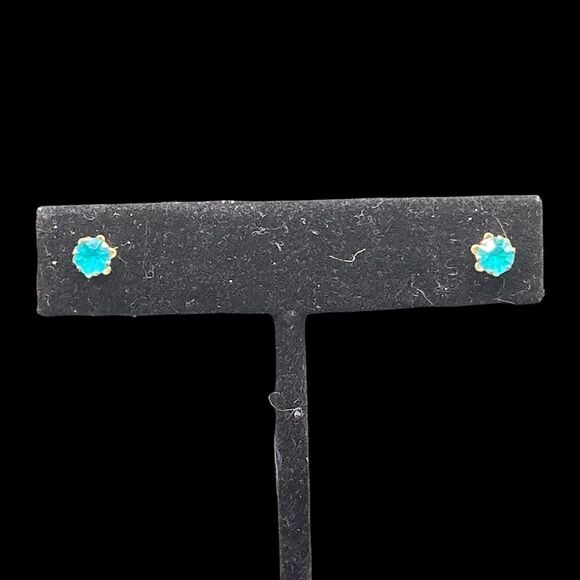 December birthstone 4mm earrings set in 14kt gold (tested) simulated stone - Picture 1 of 11